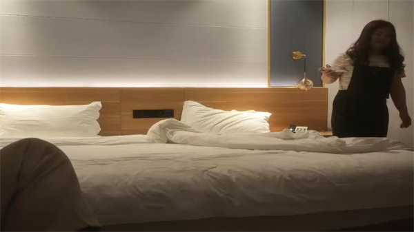 排骨男怒操肉感肥臀骚人妻，良家熟女被狂干失禁