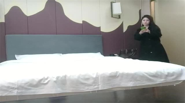 探花一哥狂干23岁极品四川嫩妹：娇嫩新人被猛烈肏翻！